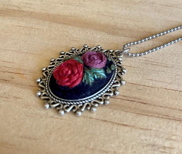 Colar bordado Duas Rosas