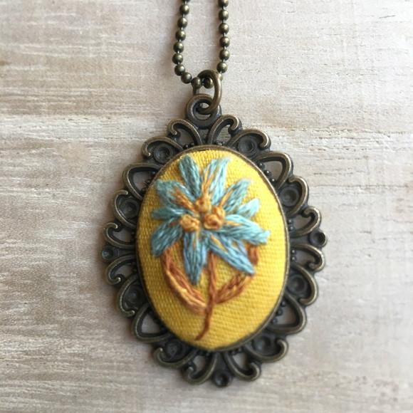 Colar bordado Flores em Você I