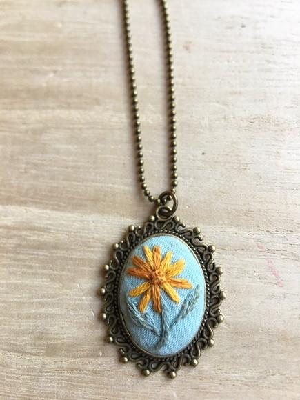 Colar bordado Flores em Você IV