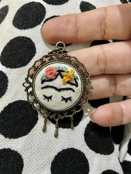 Colar Bordado Frida
