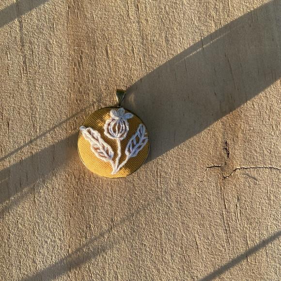 Colar Bordado Gosto de Sol I