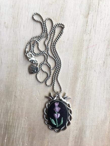 Colar bordado Lavanda