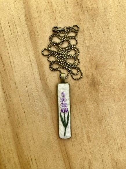 Colar Bordado Lavanda