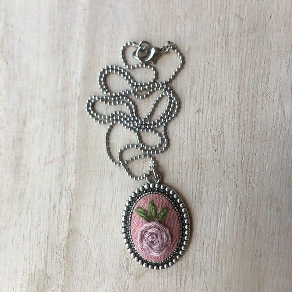 Colar bordado Malva I