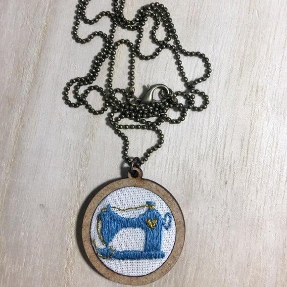 Colar bordado Maquininha de Costura