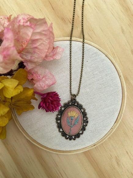 Colar Bordado Rosa Chá II