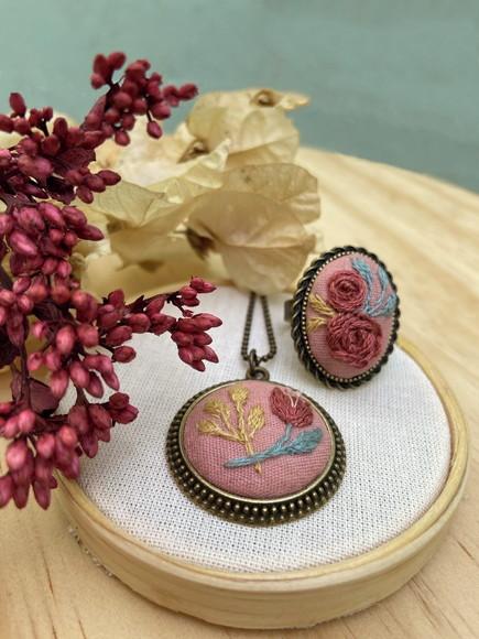 Colar Bordado Rosa Chá IV