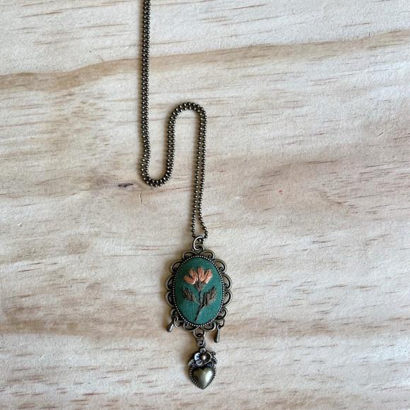 Colar bordado Verde I