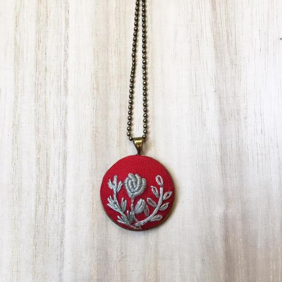 Colar Bordado Vermelho I