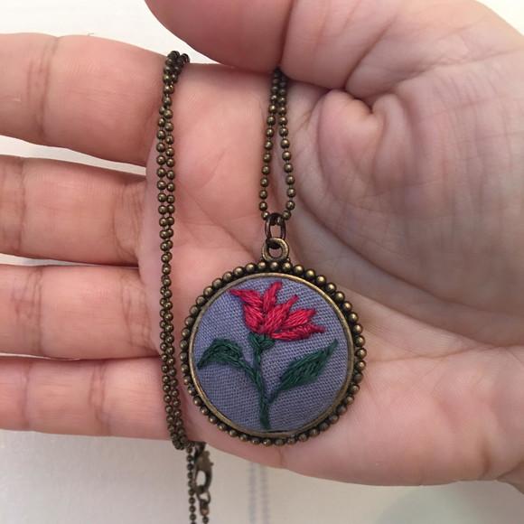 Colar bordado flor vermelha