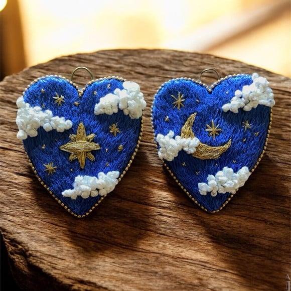 Duo de Pingentes Bordados Noitinha Azul