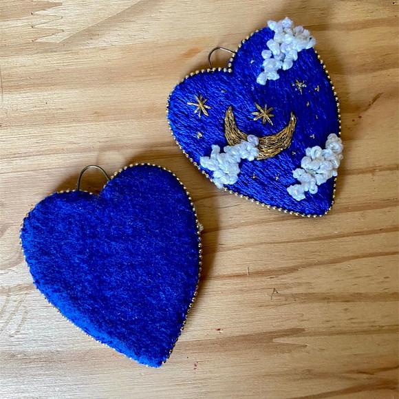 Duo de Pingentes Bordados Noitinha Azul