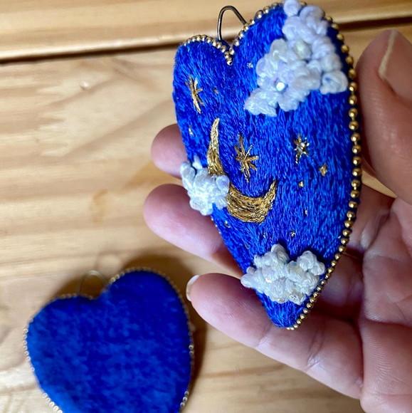 Duo de Pingentes Bordados Noitinha Azul