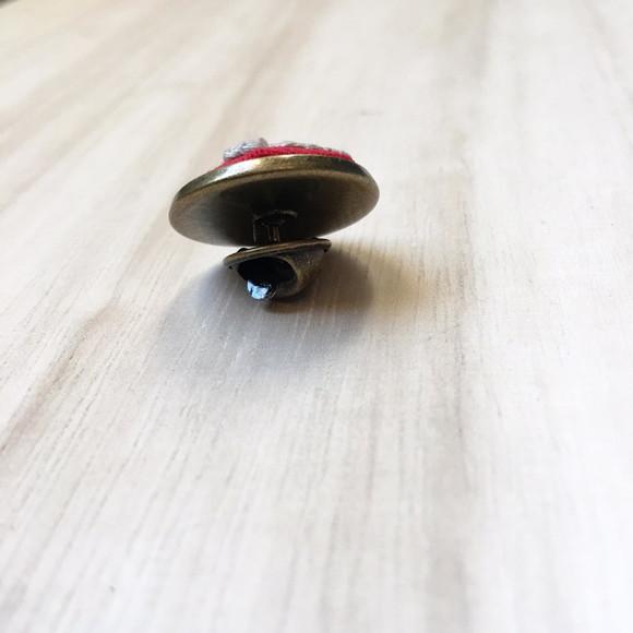 Pin (broche) Bordado Vermelho
