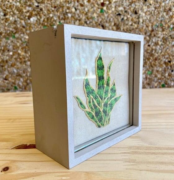 Quadro Bordado Espada de Santa Bárbara
