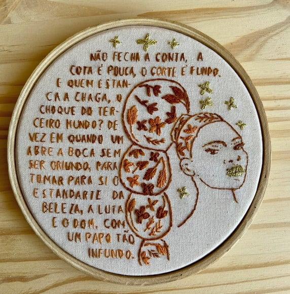 Quadro Bordado Xênia França