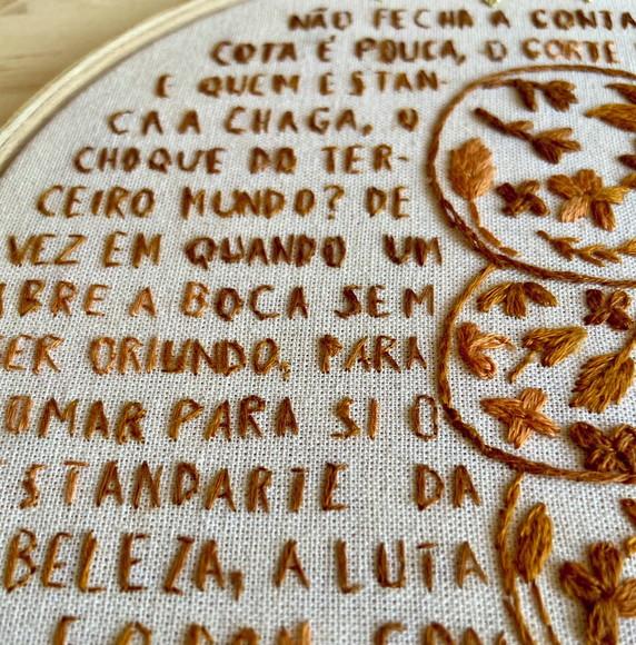 Quadro Bordado Xênia França