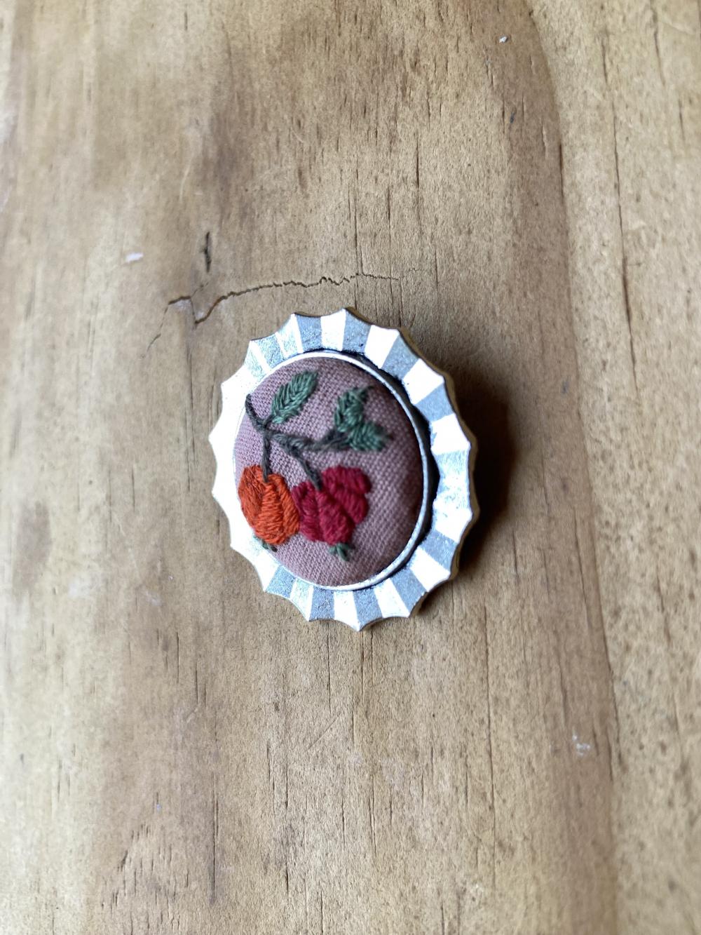 Broche/colar Bordado Pitanga
