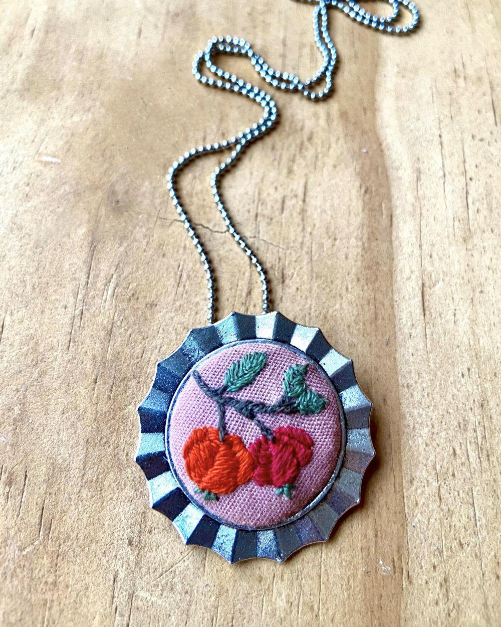 Broche/colar Bordado Pitanga