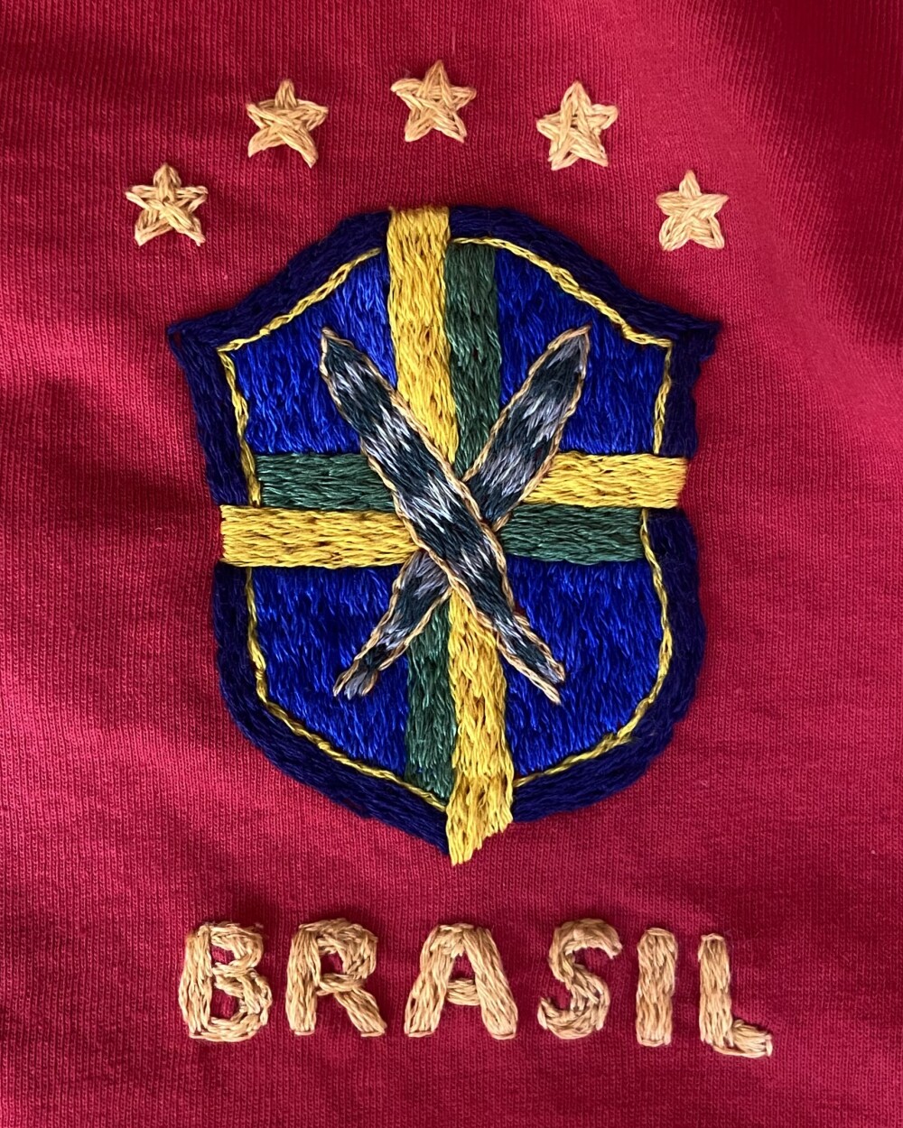 Camiseta Vermelha Bordada do Brasil