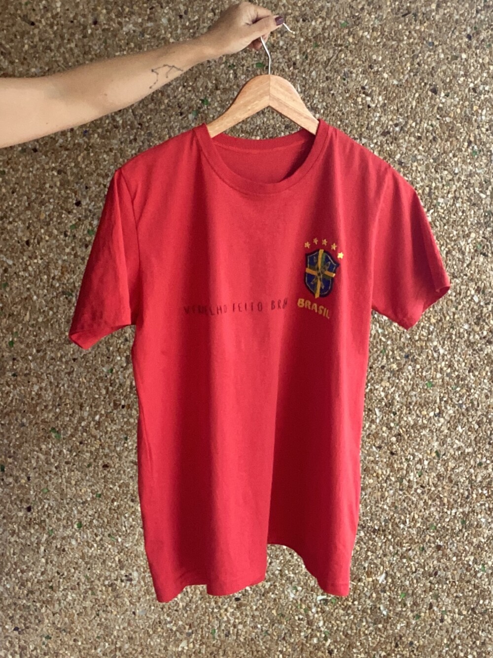 Camiseta Vermelha Bordada do Brasil