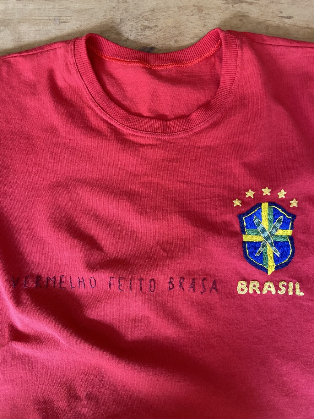 Camiseta Vermelha Bordada do Brasil
