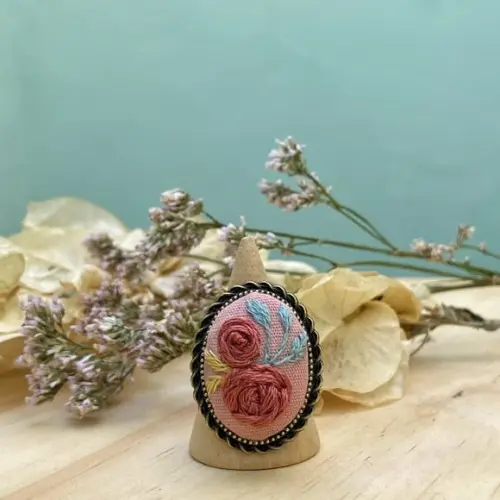Anel Bordado Rosa Chá I