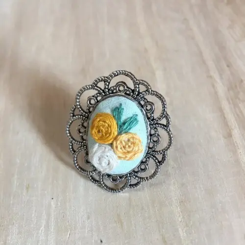 Anel Bordado Três Rosas I
