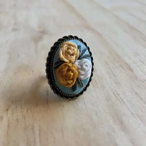 Anel Bordado Três Rosas (ouro Velho)