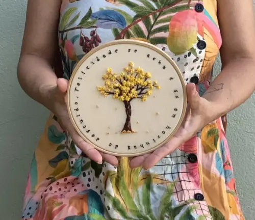 Bastidor Bordado Ipê Amarelo + Trecho de Guimarães Rosa