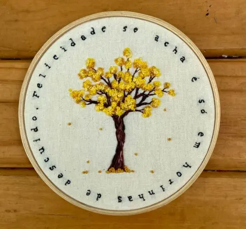 Bastidor Bordado Ipê Amarelo + Trecho de Guimarães Rosa