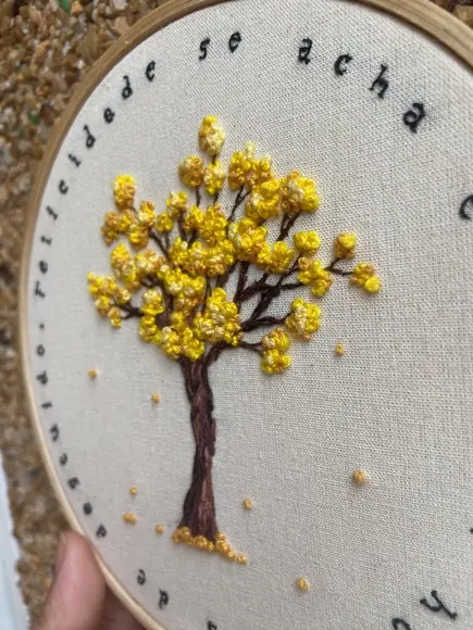 Bastidor Bordado Ipê Amarelo + Trecho de Guimarães Rosa