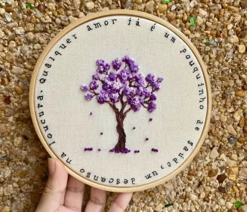 Bastidor Bordado Ipê Roxo + Trecho de Guimarães Rosa