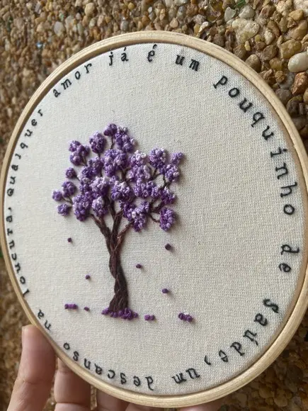 Bastidor Bordado Ipê Roxo + Trecho de Guimarães Rosa