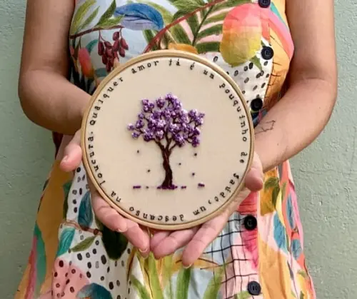 Bastidor Bordado Ipê Roxo + Trecho de Guimarães Rosa