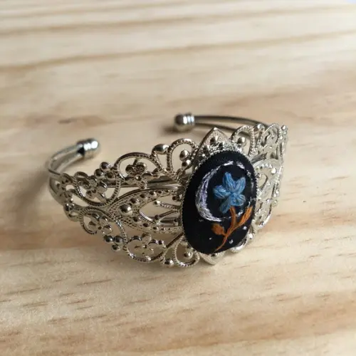 Bracelete Bordado Flores Astrais