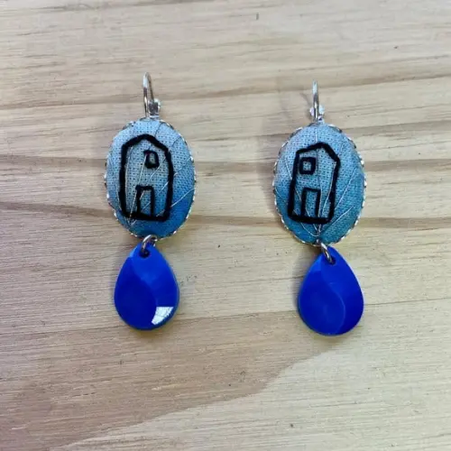 Brinco Bordado Casas de Azul Que Não Há