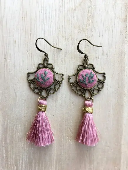 Brinco bordado florzinha com tassel