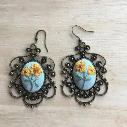 Brinco Bordado Flores em Você VI