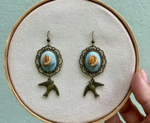 Brinco Bordado Flores em Você V