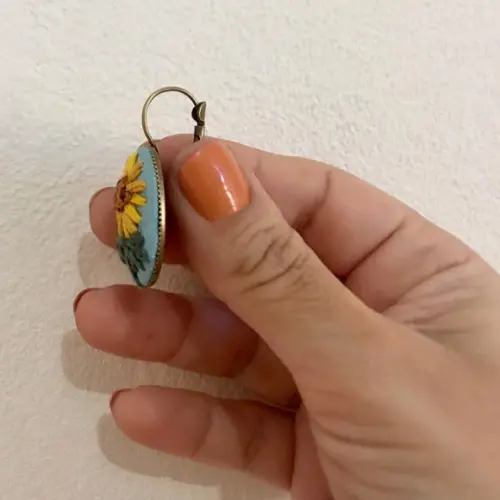 Brinco bordado Girassóis