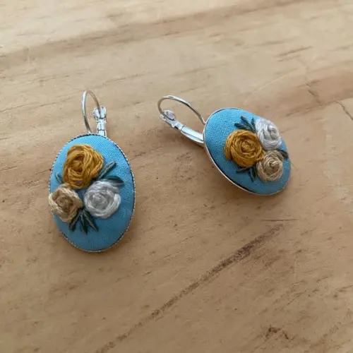 Brinco Bordado Três Rosas