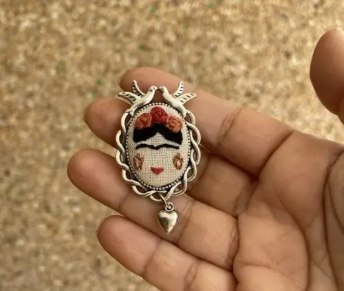 Broche Bordado Frida