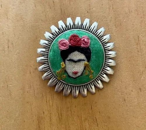 Broche/colar Bordado Frida