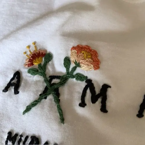 Camiseta Bordada Amar e Mudar as Coisas