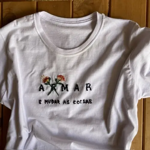 Camiseta Bordada Amar e Mudar as Coisas