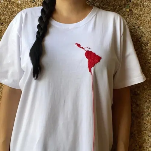 Camiseta Bordada América Latina
