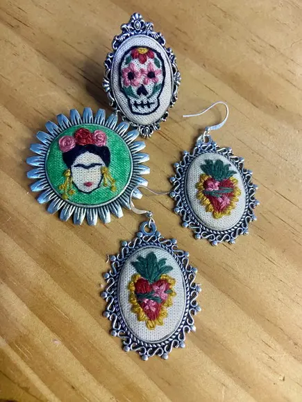 Broche/colar Bordado Frida
