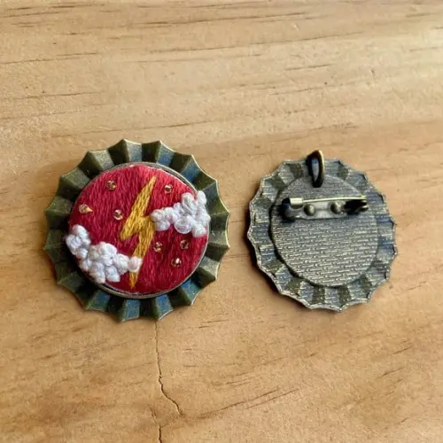 Broche/colar Bordado Iansã