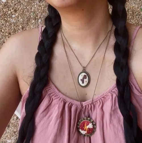 Broche/colar Bordado Iansã